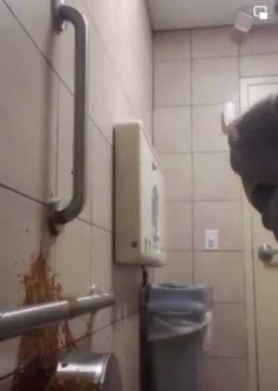 Mcdonalds Bathroom Porn - ðŸ”¥ Karen shits on McDonald's wall because they wouldn't re...