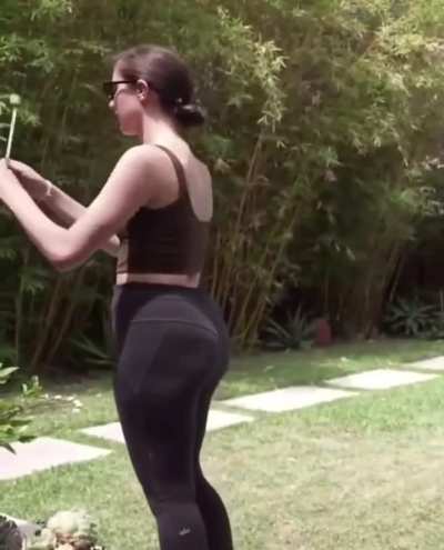 Alex in leggings is unbeatable 🍑