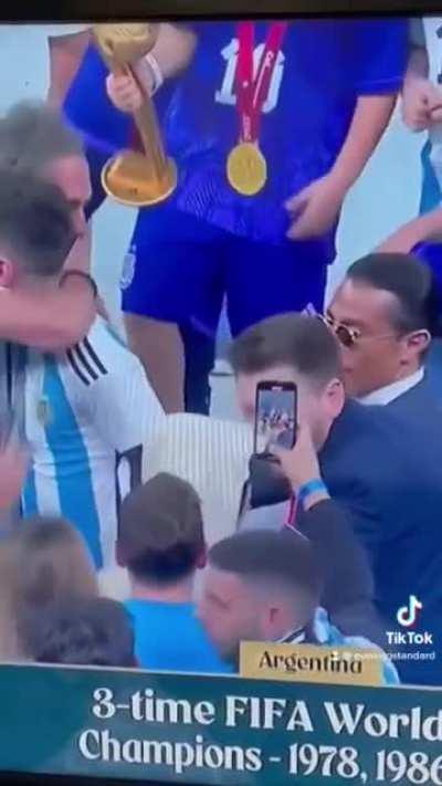 Chef Nusret Gokce (Salt Bae) forcing himself on the pitch and celebrates with Argentina players without having any relation to them or to the world cup