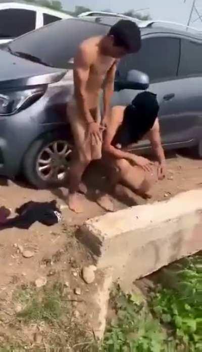 Don’t steal in Mexico. Two people getting their hands hit with a 2x4 for stealing. Sinaloa📍 (NSFW)