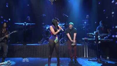 Nicki at SNL - Make Me Proud (2011) (with Drake) HD