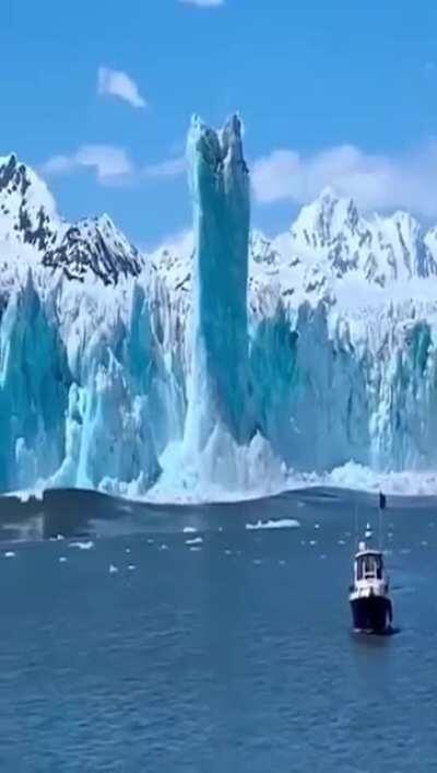 🔥 When the iceberg falls off the cliff, it sinks due to momentum, but because the density of iceberg is less and the seawater is heavier, the iceberg instantly resurfaces, floats to the surface and continues to rise upward, forming a pillar! Extremely rar