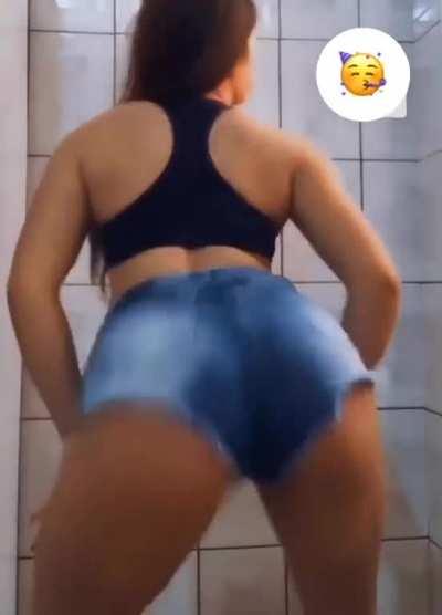 Brenda agorreta rebolando gostoso