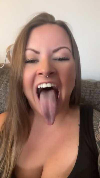 You all wanted more long tongue videos, you got it! ððð