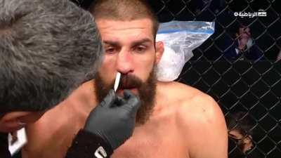 [SPOILER] Prelim fighter gets his nose broken