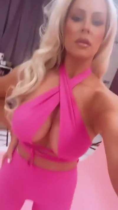 I love when Maryse wears this pink dress to enhance her boobs, I imagine myself sucking on them. 🤤🤤