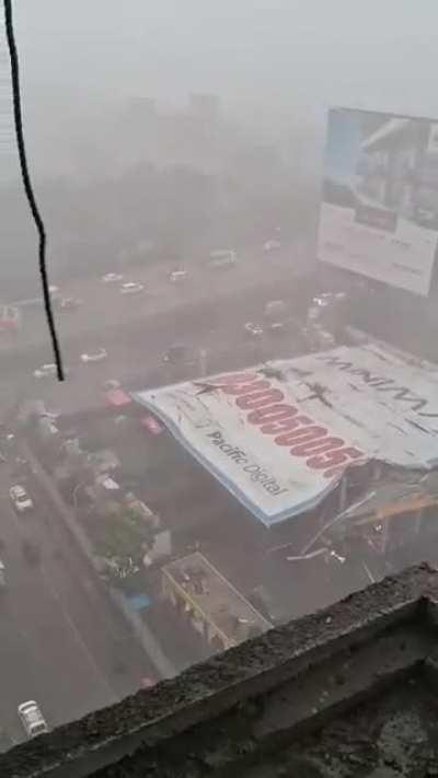 A billboard fell onto a petrol pump in Mumbai today after intense winds and rain.(13/5/24)(NOT OC)