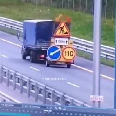 On the M11 highway in the Leningrad region, the truck driver did not notice the car blinking like a Christmas tree.