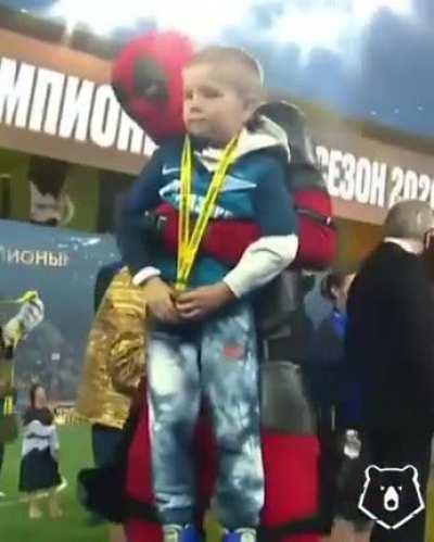 Artem Dzyuba collected the Russian Premier Liga trophy dressed as Deadpool