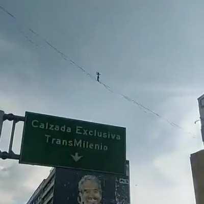 Tipo pasando la 'cuerda floja' en la Carrera 10 con Calle 13