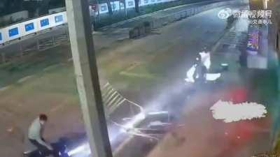 Truck driver losses control of his truck crashes into building China 