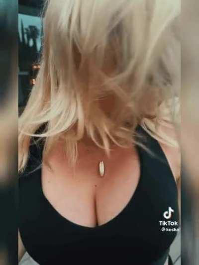 Kesha's bouncy titties