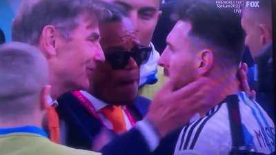 Messi confronts Netherlands coach and assistants on sideline? Looked like he was trash talking, but perhaps wrong. Anyone heard any feedback on what occurred? Seems rather petty from Messi…