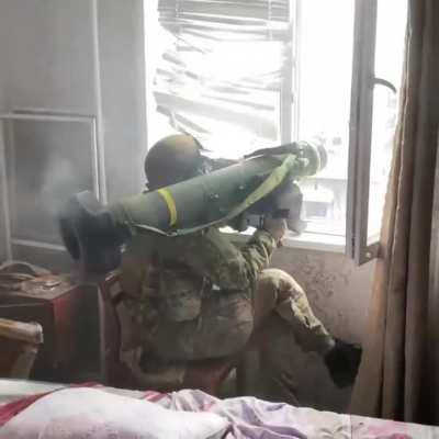 UA POV: Ukrainian soldier fires a FGM 148 Javelin through a window 