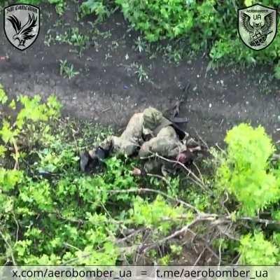 A Ukrainian drone drops two explosives on a Russian soldier. The first breaks his leg, while shrapnel from the second hits him in the head. 