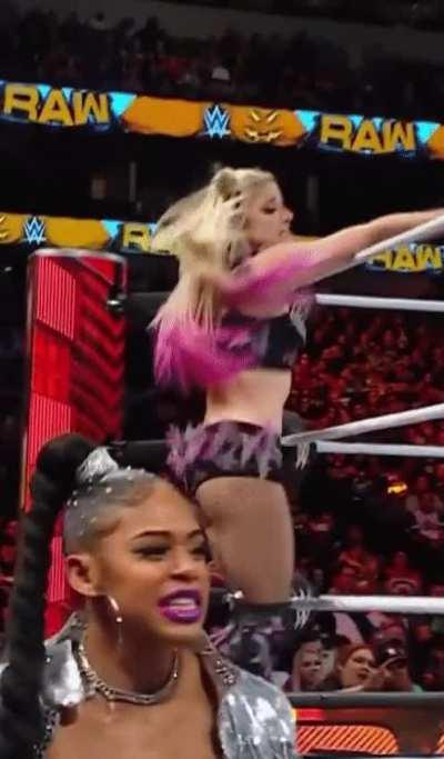 Alexa's 🍑 tho!