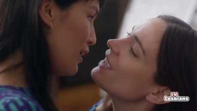 Zoe Chao &amp;amp; Kathleen Munroe (Strangers s02e03)