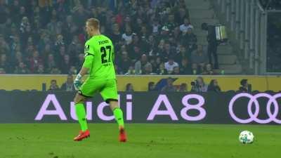 On this day 5 years ago, Mainz goalkeeper Robin Zentner went viral after mistaking the penalty spot for the ball and kicking the air during a 1–1 draw at Borussia Mönchengladbach.
