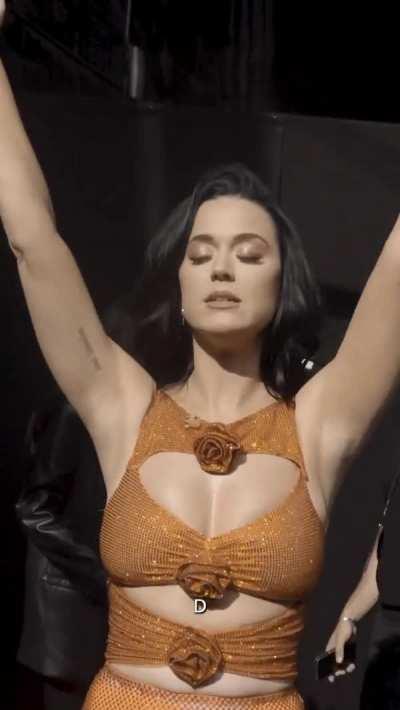 Katy Perry is such a hot milf