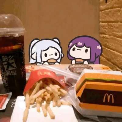 Frieren and Fern eating a burger (@KW7MD8FEWT7lMXx)