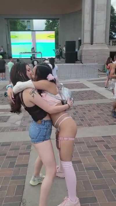 i get so horny at raves i always find a cute girl to kiss