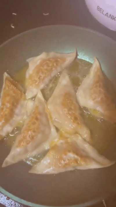 I’ve been really into making dumplings lately 😋 This batch was a pork mix with garlic, ginger, gochujang and green onion