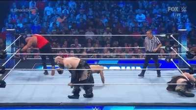 [Smackdown Spoilers] Big botch during tag team match