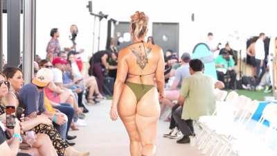 Thick booty on the runway