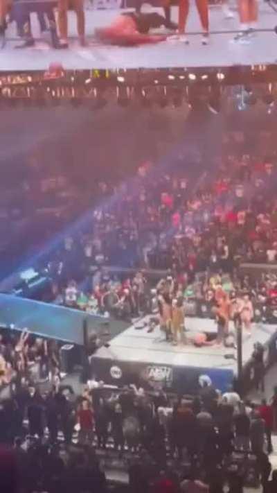 Jorge landing his knee on Chris Jericho lmaoooo