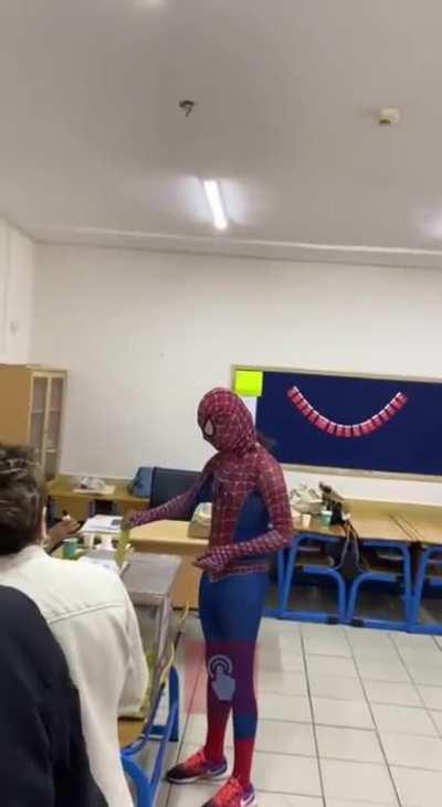 Spiderman, istanbul Şişli'de sandığa gidip oy kullandı