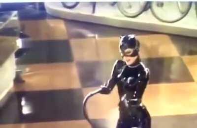 In the scene in Batman Returns (1992) where Catwoman (Michelle Pfeiffer) whipped off the heads of all four mannequins, she did it in ONE TAKE, to the applause of the film crew.