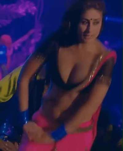 Kareena Kapoor jiggle