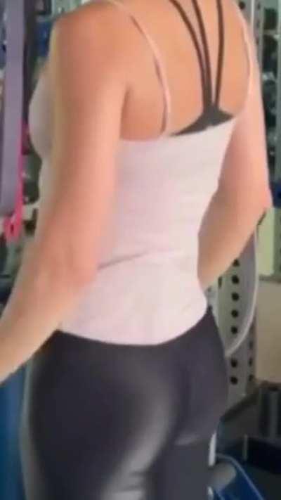 brie larson ass jiggle