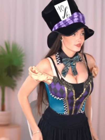 LydiaViolet shows chat her Mad Hatter cosplay