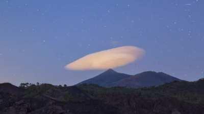 🔥 Sometimes these other worldly Lenticular clouds form at downwind of hills or mountains ,looking unnatural and mystic.