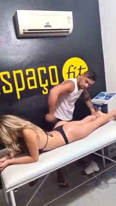 Massagem na bunda da Thallita Treyce 🔥