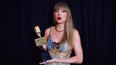 Taylor accepting the award for BBMA Artist of the Year.