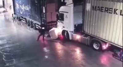 Heavy load falls from a truck and crushes a worker