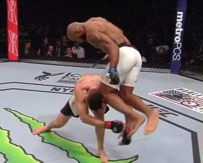 [GIF] Yoel Romero's flying knee in slow motion.