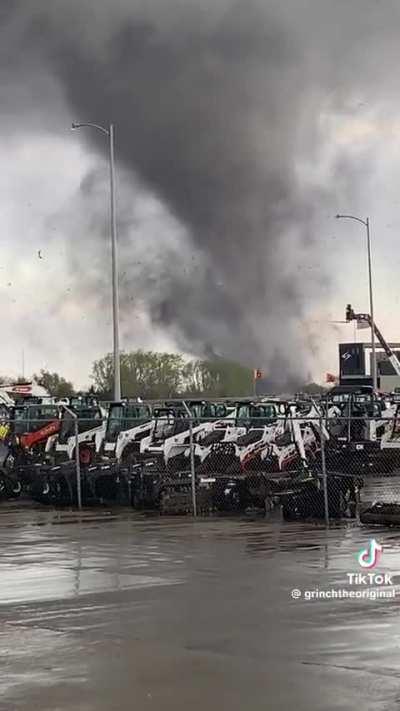 Man captures amazing footage of a tornado at close proximity