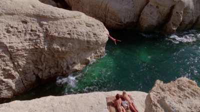 Daryl Hannah, Valérie Quennessen &amp;amp; Peter Gallagher - Summer Lovers (US1982) - Michael dives off a cliff while the ladies are watching (3/3)