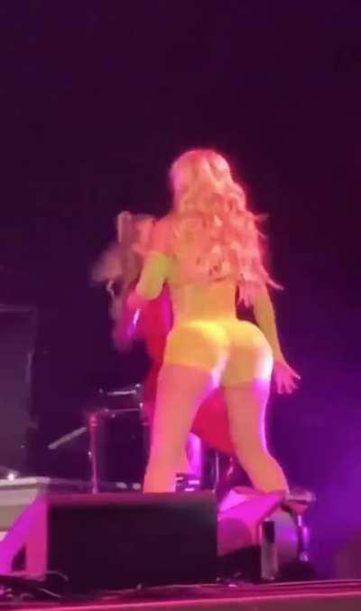 Iggy’s Big Bright Booty 🍑☀️