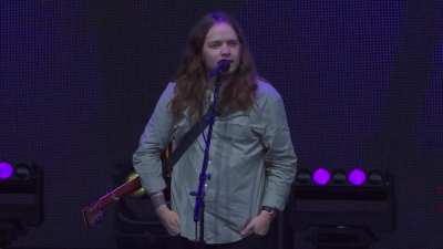 Billy Strings stops his show mid-song to call out a fight in the crowd