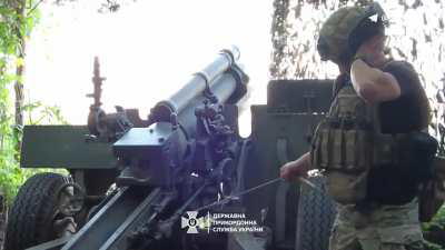 M101 105mm howitzer operating against Russian camouflaged positions with the guidance of observation drones in the Vovchansk front. Hart Border Guards Brigade, publicado em 10 de Agosto de 2024.