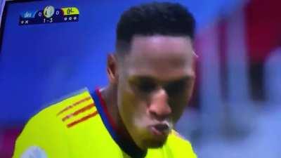 Yerry Mina funny celebration after scoring in a penalty shoot-out vs Uruguay