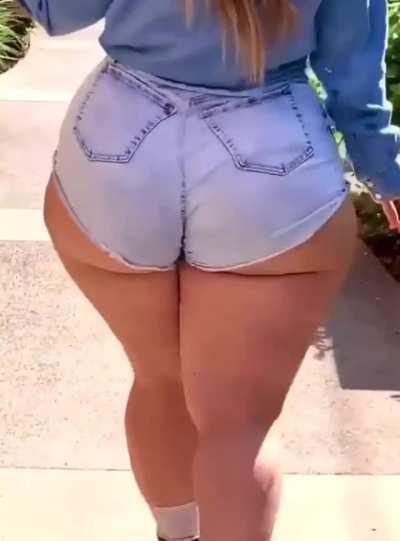 Smokin’ Hot 🍑 (SlowMo)