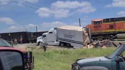 18 wheeler cut in half by train on June 25, 2021 in Moody, TX