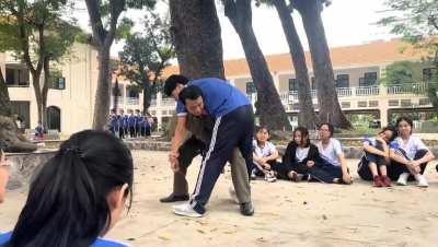 A highschool lesson about how to pick up and carry a wounded person, Vietnam