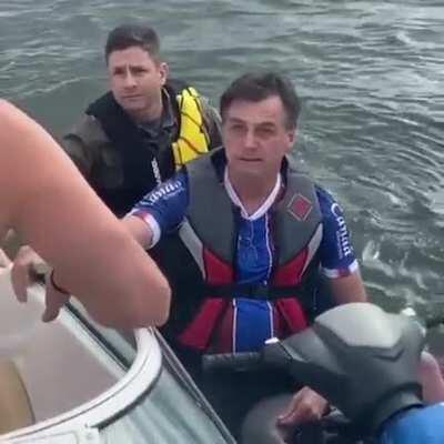 Enquanto o Brasil bate 10 mil mortos, Bolsonaro passeia de Jet ski