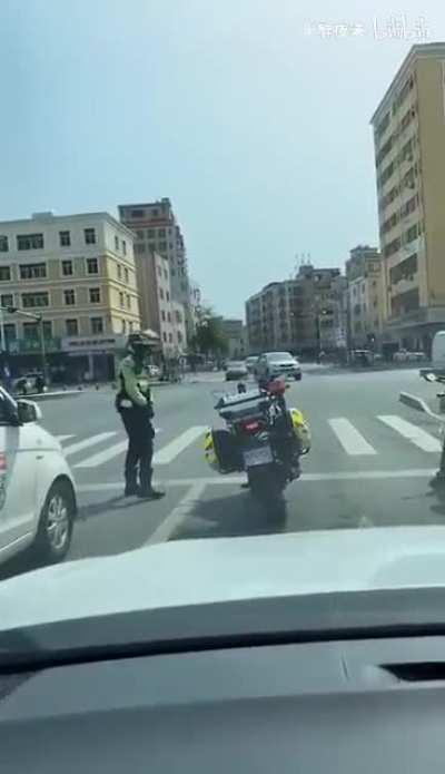 The way this guy mounts his bike